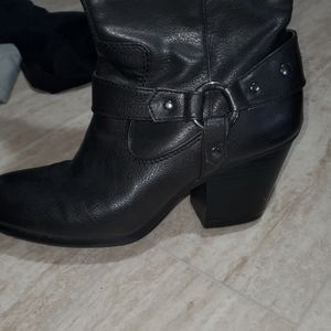 Black heeled boots
